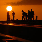 Trabajadores en el campo al atardecer workers in the field at sunset